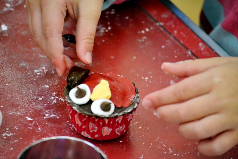 Decorating a cup cake